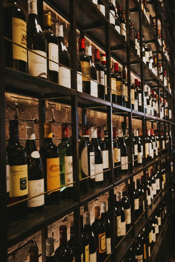 Quelles stratégies pour intégrer un service de dégustation de vins locaux dans un restaurant?